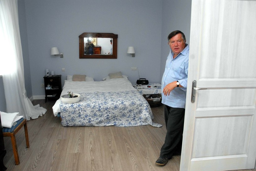 W domu jest duża sypialnia, która ma prawie 30 metrów kwadratowych /STAFAN KROLIKOWSKI/East News /East News
