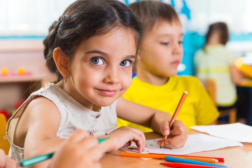 W doświadczeniach Montessori z dziećmi, przejście od pisania do czytania trwało 15 dni /123RF/PICSEL