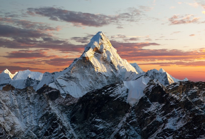 W drodze na Mount Everest śmierć poniosło już prawie 300 osób /123RF/PICSEL