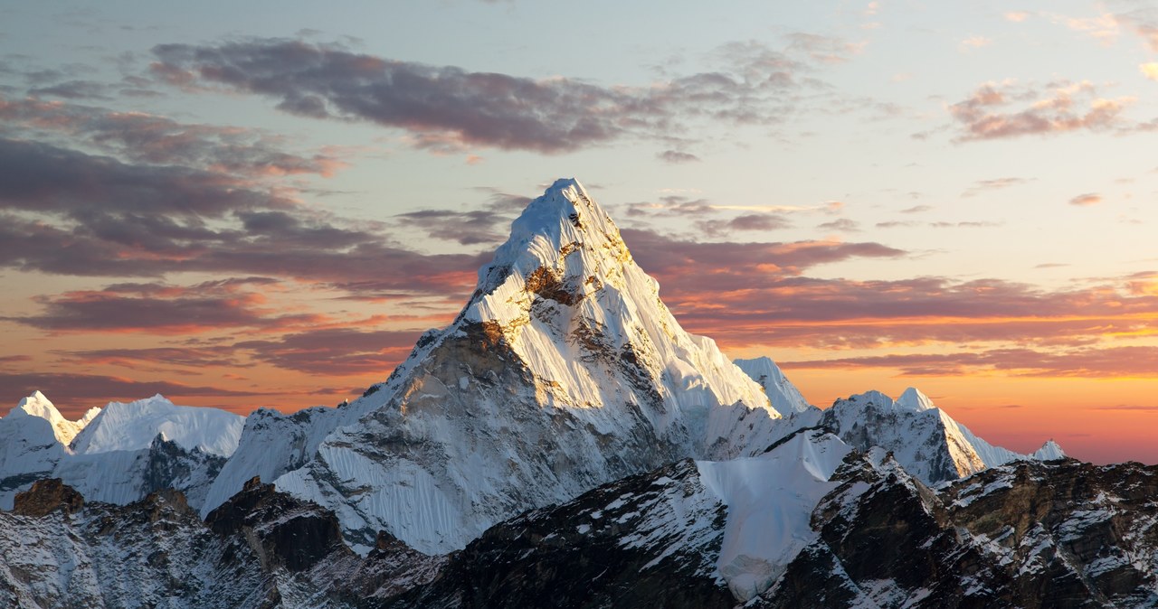 W drodze na Mount Everest śmierć poniosło już prawie 300 osób /123RF/PICSEL