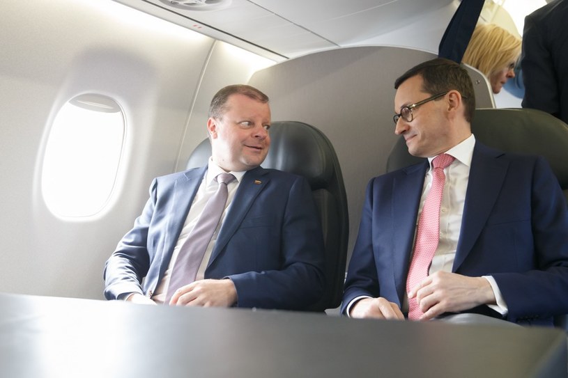 W drodze na szczyt państw bałtyckich premier Mateusz Morawiecki po wizycie w Możejkach zabrał premiera Litwy na pokład naszego rządowego samolotu /KPRM /
