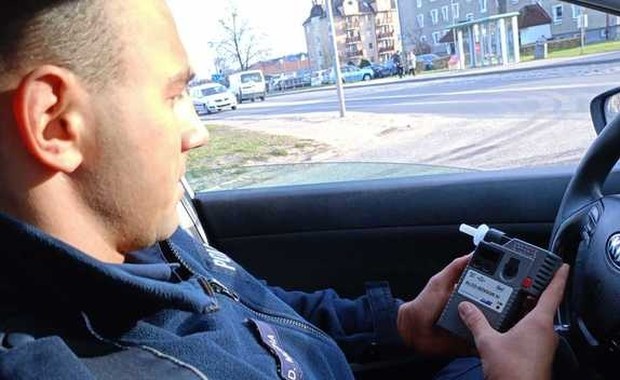 W drodze po piwo staranował paczkomat