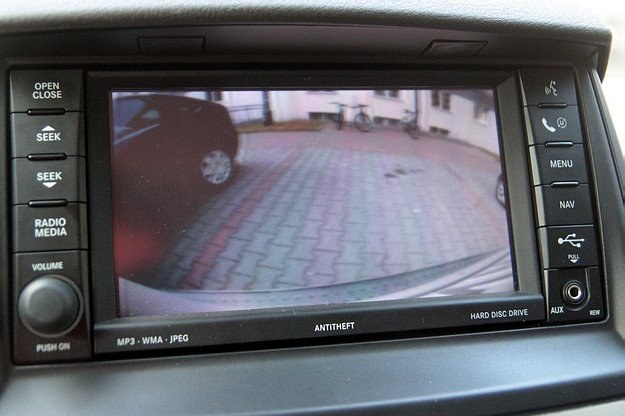 W droższych autach cofanie ułatwiać może kamera /INTERIA.PL