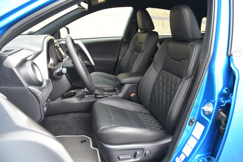 W droższych wersjach RAV4 zupełnie wygodny i nieźle wyprofilowany fotel kierowcy jest sterowany elektrycznie. Przeszywana w romby skóra przywodzi na myśl auta premium. /Motor