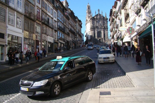 W drugim co do wielkości mieście Portugalii też nie ma wielkiego tłoku tłoku na ulicach /INTERIA.PL