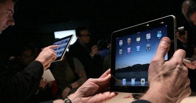 W drugim kwartale 2011 sprzedano więcej tabletów niż netbooków /AFP