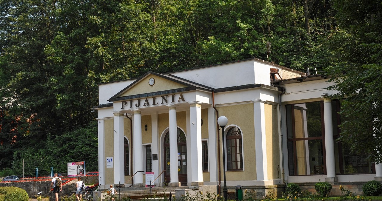 W Dusznikach-Zdroju na kuracjuszy czeka wyjątkowa Pijalnia Wód Mineralnych, obok której mieści się źródełko wody mineralnej "Pieniawa Chopina". /East News