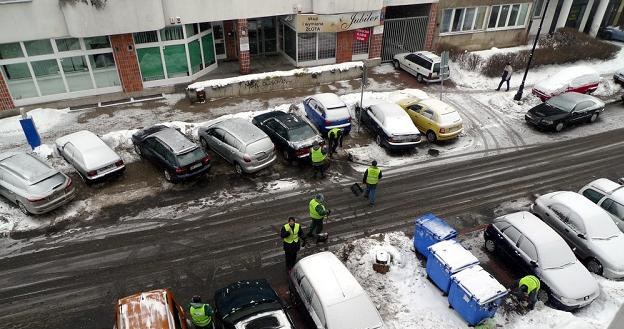 W dużych miastach są spore problemy z parkowaniem. Fot. WOJTEK LASKI /East News