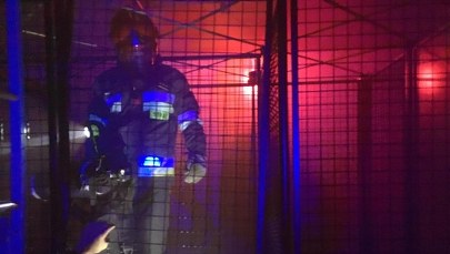 W dymie, wysokiej temperaturze i z płaczem uwięzionego dziecka 