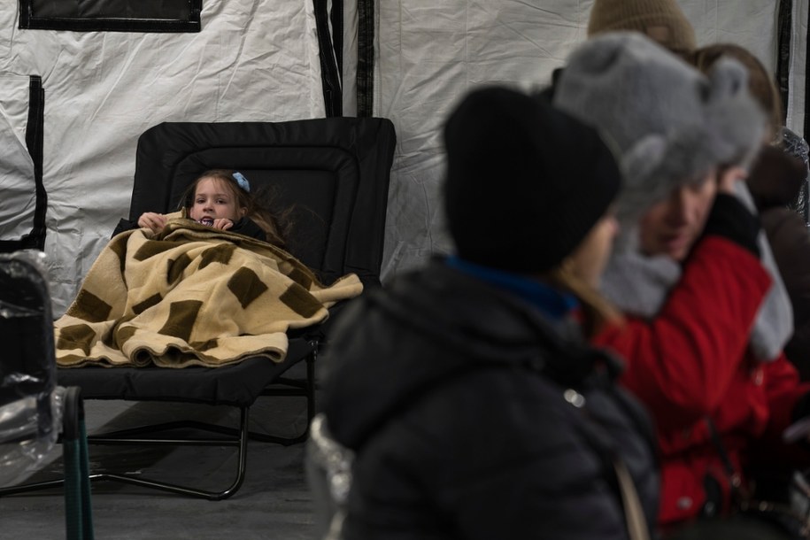 W dzielnicach Kijowa, gdzie sytuacja z ogrzewaniem i dostawami energii elektrycznej jest najtrudniejsza, Państwowa Służba Ukrainy ds. Sytuacji Nadzwyczajnych rozstawiła dodatkowe namioty z łóżkami. Są one w pierwszej kolejności przeznaczone dla osób wymagających pomocy w nagłych przypadkach lub ze względów medycznych. Punkty działają całodobowo; Ukraina, luty 2026