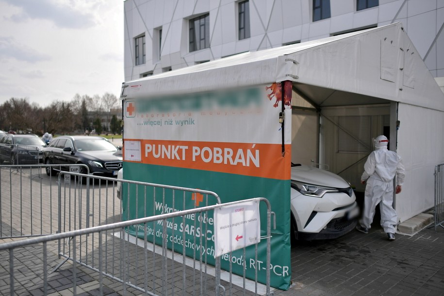 W Dziennik Ustaw opublikowano nowelizację dot. poszerzenia zawodów kwalifikujących do szczepienia przeciw Covid-19 / 	Marcin Obara  /PAP