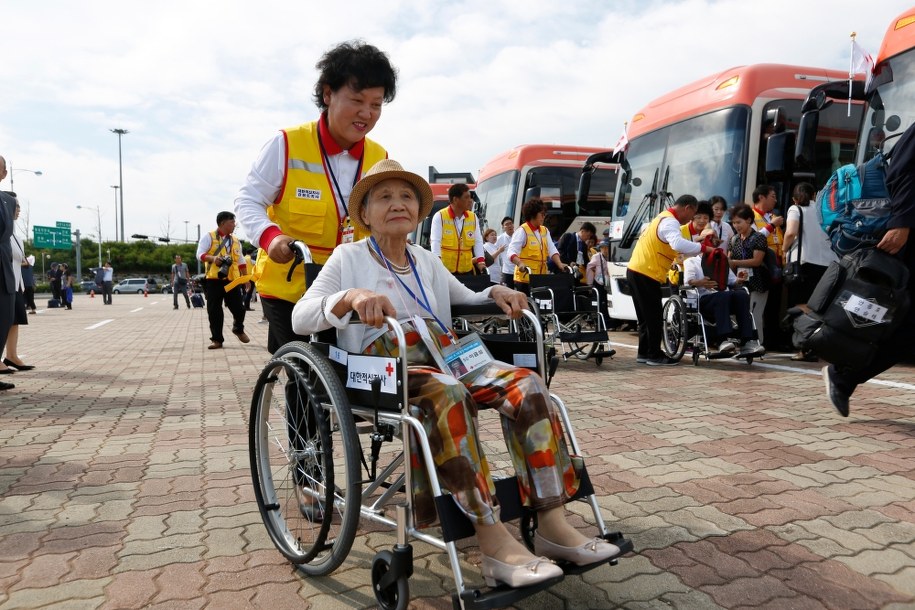W dzisiejszym spotkaniu biorą udział członkowie 89 rodzin /JEON HEON-KYUN /PAP/EPA