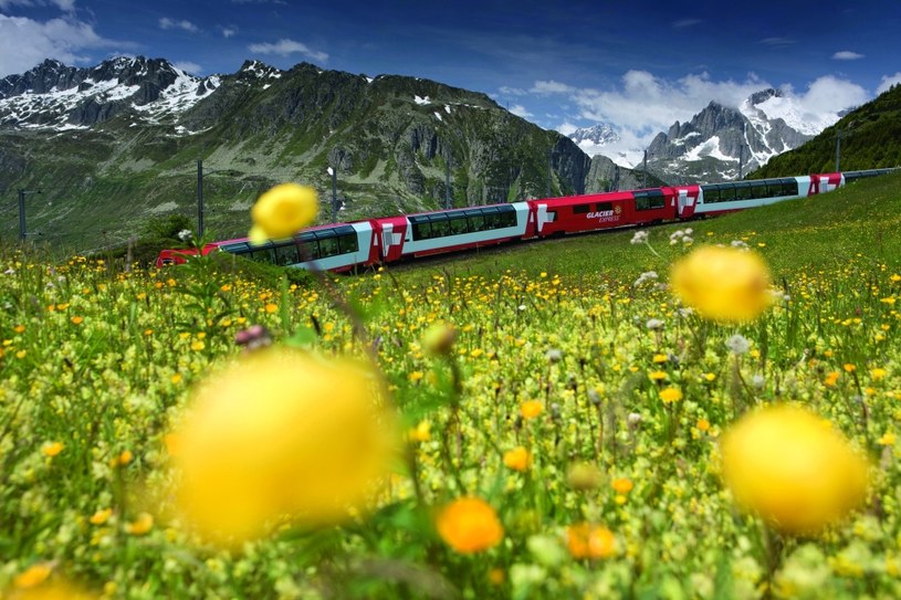 W Ekspresie Lodowcowym z Zermatt do St. Moritz spędzisz cały dzień /Switzerland Tourism