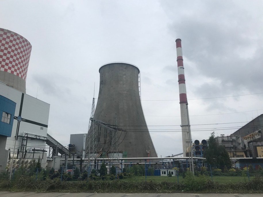 W Elektrowni Łagisza w Będzinie.z powierzchni ziemi zniknęła gigantyczna chłodnia kominowa /Marcin Buczek /RMF FM