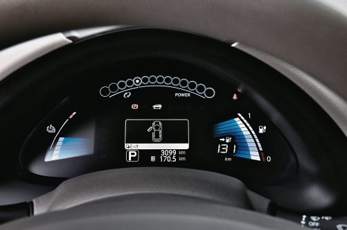 W elektrycznym Nissanie Leafie klasyczne kontrolki giną pośród ekranów ciekłokrystalicznych... /Motor