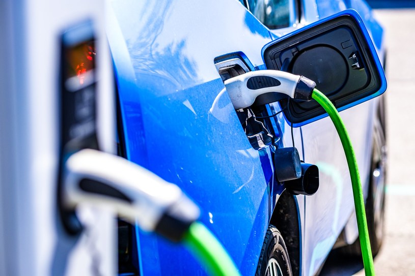 W Europie może powstać nawet 40 fabryk baterii do samochodów elektrycznych. Inwestycje sięgną 150 miliardów euro /123RF/PICSEL