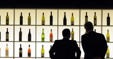 W Europie sprzedaż win (liczona rok do roku) spadła o kilka procent /AFP