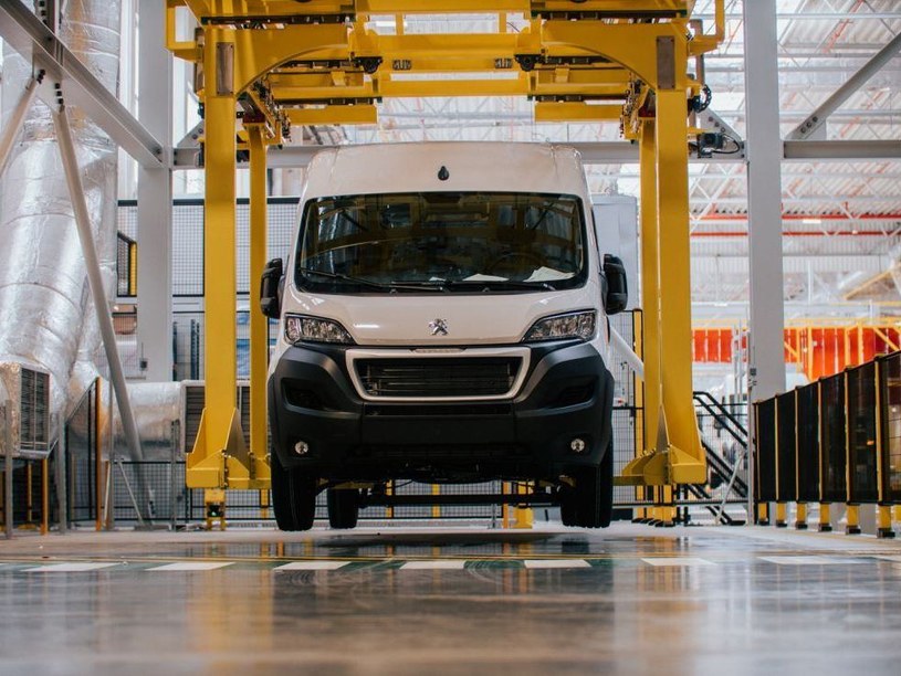 W fabryce samochodów dostawczych Stellantis Gliwice ruszy trzecia zmiana produkcyjna. Zakład zatrudni co najmniej 600 osób /Informacja prasowa