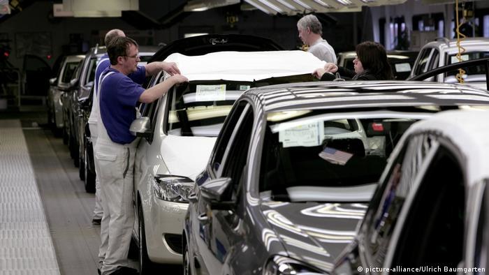W fabrykach motoryzacyjnych praca wre, ale wyprodukowane auta nie mogą trafić do sprzedaży /Deutsche Welle