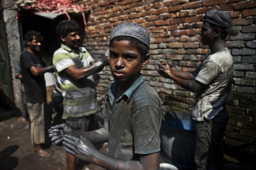W fabrykach w Bangladeszu pracują również dzieci /AFP