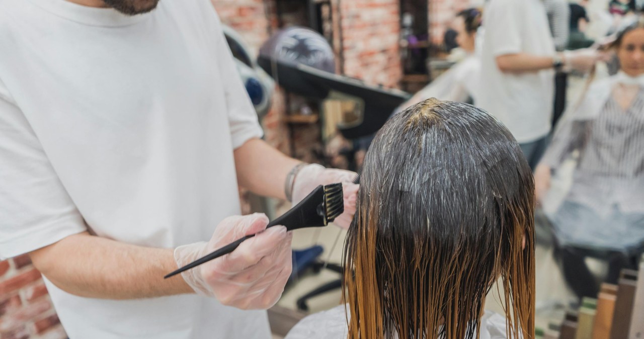 W farbowaniu włosów należy robić przerwy od 3 do 8 tygodni /Maria Geller /pexels.com