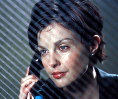 W filmie "Bez przedawnienia" Judd oglądaliśmy w roli specjalizującej się w prawie karnym adwokat, która zmuszona jest bronić własnego męża.

"Zależało nam, by Claire była zbuntowana, inteligentna i skomplikowana wewnętrznie, a Ashley jest aktorką odważną i błyskotliwą. Uosabia wszystkie te cechy, które powinna mieć grana przez nią bohaterka" - mówił jeden z producentów obrazu.

W 2002 roku Judd oglądaliśmy jeszcze u boku Sandry Bullock w filmie "Boskie sekrety siostrzanego stowarzyszenia Ya Ya", dwa lata później zagrała zaś wyróżnioną nominacją do Złotego Globu rolę żony Cole'a Portera w biograficznym filmie "De-Lovely". W tym momencie skończyła się jednak dobra passa aktorki.