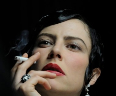 W filmie biograficznym "Coco Chanel" (2009) Anne Fontaine, artystka wcieliła się w tytułową wizjonerkę, rewolucyjną dyktatorkę mody, która pozwoliła kobietom nosić krótkie fryzury, sztuczną biżuterię oraz spodnie.

"Jedyna rzecz, która mnie do niej (Coco Chanel) zbliża, to coś nieokrzesanego w jej charakterze. Jak ona, jestem trochę dzika. Bardzo sobie cenię niezależność, mam w sobie coś z prowincjuszki" - Tautou powiedziała dziennikowi "Le Figaro".

Na marginesie premiery filmu rozpętała się dyskusja na temat prawa dotyczącego reklamy filmów w miejscach publicznych. Główny plakat tego filmu, na którym Coco trzyma w ręku papierosa, nie dostał bowiem zgody na dystrybucję w paryskim metrze i przystankach autobusowych. Przyczyną jest obowiązujące formalnie we Francji, mimo że z praktyce często łamane, prawo zakazujące wszelkiej reklamy wyrobów tytoniowych w miejscach publicznych.

 
 