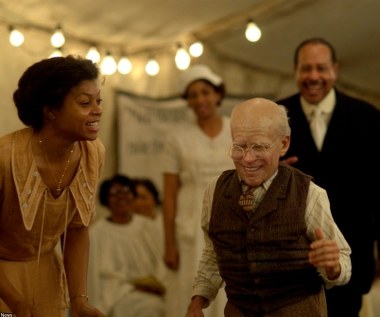 W filmie "Ciekawy przypadek Benjamina Buttona" (2008) Taraji P. Henson wcieliła się w postać Queenie - matki tytułowego bohatera (Brad Pitt).

"Byliśmy pod wrażeniem jej żywotności i macierzyńskich uczuć, jakie potrafiła okazać" – wspomina reżyser David Fincher. "W Taraji odnalazłem całe ciepło, wszystkie cechy Queenie, świadczące o braku skłonności do oceniania" - dodał twórca filmu.

Za swą kreację Henson otrzymała nominację do Oscara dla najlepszej aktorki drugoplanowej. 