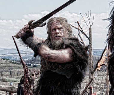 W filmie "Conan Barbarzyńca 3D" Ron Perlman obdarzył postać Corina, ojca Conana oraz przywódcy cymeryjskiego ludu, drapieżną powagą oraz niesprecyzowanym poczuciem smutku. 

"Cymeryjczyny to klan wojowników" - wyjaśniał aktor. "Przyszło im żyć w niezwykle wrogiej rzeczywistości, są jednym z wielu klanów nieustannie rywalizujących o dominację nad terytoriami pozostałych. Ich świątynią, miejscem kultu, jest kuźnia, gdzie z metalu wykuwane zostają ich miecze" - dodawał Perlman.