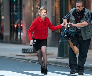 W filmie "Człowiek na krawędzi" (2012) Kyra Sedgwick miała początkowo o wiele mniejszą rolę, ale została ona znacznie rozszerzona, kiedy producenci zorientowali się, jak wielką charyzmą aktorka obdarzyła swoją postać, dziennikarkę telewizyjną Suzie Morales, która chce wynieść osobiste korzyści z nagłośniania historii człowieka stojącego na krawędzi wieżowca. 

„Kiedy pojawiła się na planie, zobaczyliśmy prawdziwą profesjonalistkę, która doskonale wiedziała, w jakim kierunku chce poprowadzić swoją postać”, opowiada producent Mark Vahradian. Słowa te potwierdza producent wykonawczy David Ready: „Widzimy ją jako 'głos' Nowego Jorku i całkowicie potrafimy zrozumieć, dlaczego jej postać jest dobra w tym, co robi”. 