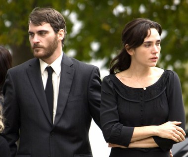 W filmie "Droga do przebaczenia" Connelly wystąpiła w roli matki, która boryka się z ogromną tragedią, jaką jest utrata syna. "Przeczytałam scenariusz, odłożyłam go i łzy zaczęły płynąć mi po twarzy. Poszłam do męża i powiedziałam 'Właśnie skończyłam czytać najpiękniejszy scenariusz'. Było to bardzo intensywne uczucie, poruszające i oczyszczające zarazem. Przeczytałam także książkę i zrobiłam sobie notatki" - opowiadała aktorka.

I dodawała, że postać  z "Drogi do przebaczenia" była "bez wątpienia najtrudniejszą rolą, jaką do tej pory zagrałam".