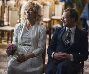 W filmie Jerzego Stuhra "Obywatel" Sonia Bohosiewicz została ekranową żoną grającego główną rolę Macieja Stuhra. W scenie ślubu aktorkę oglądaliśmy w białej sukience ze złotymi aplikacjami, z burzą loków na głowie i wiązanką różowych gerberów w dłoni.

"Możliwość przebrania się w jakieś inne lata to jest absolutna frajda. Jestem zachwycona lokami, kostiumami. Zaczynam wchodzić w tę stylistykę" - zdradziła Sonia Bohosiewicz.