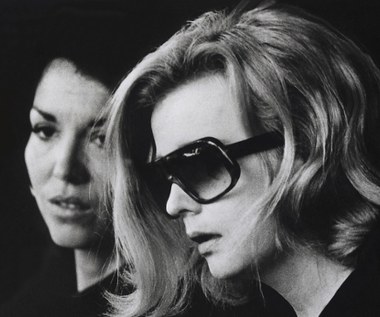 W filmie Johna Cassavetesa "Premiera" (1977) Rowlands wcieliła się w postać dojrzałej gwiazdy nowojorskich scen. "Podczas prób do kolejnego spektaklu główna bohaterka Myrtle nagle odmawia odegrania swojej roli - starzejącej się kobiety - w sposób, jaki został opisany w scenariuszu. Jak sama stwierdza, zaczyna walczyć nie tylko z autorką sztuki i reżyserem przedstawienia, ale również z całym światem. Podczas premiery, na przekór wszystkim, odgrywa rolę po swojemu" - pisała o "Premierze" Elżbieta Durys. 