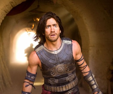 W filmie "Książę Persji: Piaski Czasu" Jake Gyllenhaal zagrał tytułowego księcia, który zawiera porozumienie z tajemniczą księżniczką i razem wyruszają na wyprawę przeciwko złym siłom.

"Przybyło mi kilka kilogramów mięśni, co nie było łatwe. Może to wygląda dobrze w filmie, ale pewnie niedługo z powrotem zamieni się w tłuszcz" - oznajmił wtedy gwiazdor. "Będę gruby, ale szczęśliwy" - dodał.