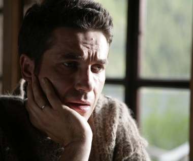 W filmie "Lęk wysokości" - fabularnym debiucie Bartka Konopki - Dorociński zagrał młodego reportera telewizyjnego, którego ojciec trafia na oddział psychiatryczny. Mężczyzna jest jedyną osobą, która może mu pomóc.

"Marcin Dorociński zaskakuje w roli Tomka, jest cierpliwy jako syn, stąpa po cienkim lodzie jako mąż, jest czuły jako ojciec. Kiedy przyglądamy mu się w każdej z tych ról, na pierwszy plan wysuwa się ogromna aktorska wrażliwość"- Anna Bielak pisała w recenzji dla Interii.

"Ten film jest dla mnie bardzo ważny. Włożyłem w niego całe moje serce. Dedykuję go mojemu ojcu" - mówił aktor. 