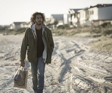 W filmie "Lion. Droga do domu" Patel zagrał mieszkającego w Australii mężczyznę, który po 25 latach wyrusza do rodzinnych Indii na poszukiwanie utraconego domu i rodziny.

Aktor sam walczył o rolę po tym, jak przeczytał scenariusz. "Tak, nie zaprzeczam, zabiegałem o tę rolę. Uważam, że historia jest niezwykła i zarazem dotyka ważnych współczesnych spraw, jak kształtowanie się tożsamości. Przekonały mnie też subtelnie ujęte w scenariuszu kwestie rodzinne" - mówił Patel.   

"Uważam, że Dev nadał tej roli wielką emocjonalną głębię. Takiego go jeszcze nie widzieliśmy na ekranie. Moim zdaniem rozpoczął w ten sposób nowy etap swej kariery" - chwalił aktora producent Iain Canning.

Kreacja Saroo Brierleya przyniosła artyście pierwsze w karierze nominacje do Oscara i Złotego Globu. Ponadto otrzymał za nią nagrodę BAFTA w kategorii: najlepszy aktor drugoplanowy.