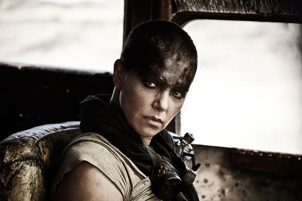 W filmie "Mad Max: Na drodze gniewu" w postać Furiosy wcieliła się Charlize Theron /Warner Bros /materiały prasowe