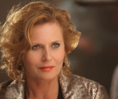 W filmie oglądaliśmy także Grażynę Szapołowską, która zagrała Bebę - arystokratkę żyjącą na koszt mężczyzn. 

Niestety, po obejrzeniu filmu aktorka nie była zachwycona, czemu dała wyraz podczas towarzyszącej premierze konferencji prasowej. „Stwierdziłam, że już nie powinnam grać w filmie, a operatora, którego nie ma [na konferencji prasowej - red.], zabiłabym za zdjęcia, które mi zrobił” - oświadczyła aktorka. Dopytywana przez dziennikarzy, o co chodzi, Szapołowska powiedziała wprost: „Za ostro mnie filmował. Użył złego światła dla mnie. Mam swoje lata i ze mną trzeba obchodzić się delikatnie, a on tego nie zrobił”.