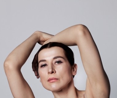 W filmie "Oszukane" Katarzyna Herman wcieliła się w cenioną balerinę. Nie wszyscy wiedzą, ale aktorka w czasach szkolnych uczęszczała do szkoły baletowej. 

- W czasach, gdy nie było "Top Model", dziewczynki chciały być baletnicami albo aktorkami - dla mnie sprawa była jasna (...) Byłam wysoka, rodzice obcięli mi włosy na krótko, więc bałam się nawet, że będę zmuszona grywać męskie partie! Wkrótce wybuchł jednak stan wojenny i mama wypisała mnie ze szkoły. Nigdy już do niej nie wróciłam. Zdążyłam jednak otrzeć się o scenę i poczuć jej energię - Herman wspominała w rozmowie z Interią.