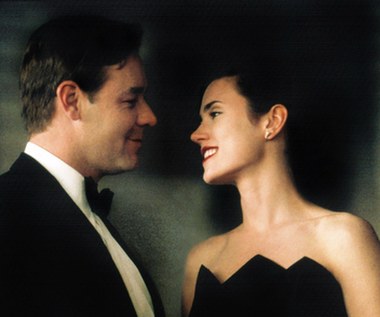 W filmie "Piękny umysł" Connelly wcieliła się w żonę Johna Nasha - wybitnego matematyka, który cierpi na schizofrenię. To był pierwszy z trzech filmów, w których Jennifer zagrała wraz z Russellem Crowe'em. Występ w obrazie Rona Howarda przyniósł Connelly jedynego w dotychczasowej karierze Oscara. "Jest bardzo inteligentna, piękna i ma w sobie ujmującą prawość" - komplementował aktorkę reżyser.

"Na przesłuchania z udziałem Russella zaprosiliśmy wiele aktorek. Tego typu sesje zazwyczaj dają możliwość wychwycenia, czy aktorzy są do siebie ‘emocjonalnie’ dopasowani i czy jako duet wniosą do filmu jakąś szczególnie cenną wartość dodaną. W podobnej sytuacji łatwo jest zaobserwować jak partnerka wpływa na aktora, mobilizując go do gry na 200 procent normy. W przypadku Jennifer nie mieliśmy absolutnie wątpliwości, co do jej korzystnego wpływu na Crowe’a" - dodał producent Brian Grazer.