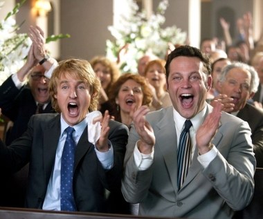 W filmie "Polowanie na druhny" Owen Wilson i Vince Vaughn wcielili się w specjalistów do spraw mediacji w sporach rozwodowych, którzy są nie tylko wspólnikami w życiu zawodowym, ale także przyjaciółmi od kołyski, łączy jedno, prawdziwie oryginalne hobby … wkręcanie się na wesela! Bez względu na etniczny charakter wesela – czy to będzie żydowskie, włoskie, irlandzkie, chińskie czy hinduskie przyjęcie – ten charyzmatyczny i bardzo czarując duet na poczekaniu wymyśli inteligentną historyjkę dla wścibskich gości i na pewno stanie się duszą towarzystwa każdego przyjęcia weselnego.