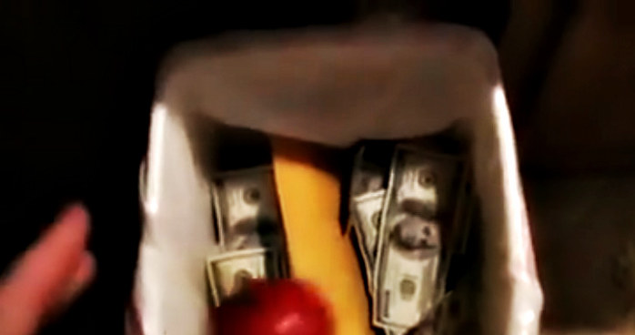 W filmie "Pomidor" Testoviron wyrzuca "zgniłe" warzywo do śmieci. W koszu znajdują się pliki dolarów /materiały prasowe