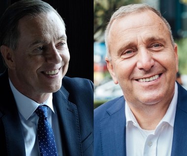 W filmie Vegi pojawią się również politycy opozycji. W postać Grzegorza Schetyny w "Polityce" wcielił się Zbigniew Suszyński (jako Pacyna).