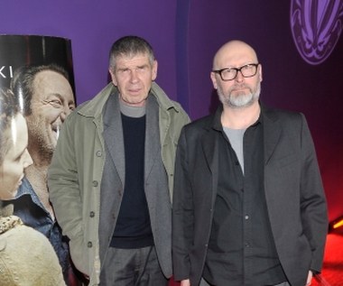 W filmie Wojtka Smarzowskiego "Pod Mocnym Aniołem" Dyblik zagrał... alkoholika.

- Oczekiwania reżysera były niezwykle subtelne. Po raz kolejny przekonałem się, że u Smarzowskiego nie ma łatwych scen. Nawet nakręcenie sceny, w której budzę się w hotelu robotniczym i szukam flaszki, zajęło chwilę. Jako aktor czułem się przy Wojtku bezpiecznie. Wynika to choćby z faktu, że robi filmy z kolegami. Nawet, jeśli ktoś gra u niego po raz pierwszy, później staje się jego kumplem - przyznał Dyblik, który wcześniej wystąpił również w 'Domu złym" Smarzowskiego.

 