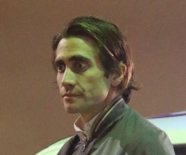 W filmie "Wolny strzelec" Jake Gyllenhaal zagrał reportera, którego stać na absolutnie wszystko, żeby wspiąć się po szczeblach kariery kronikarza najniebezpieczniejszych dzielnic Los Angeles. "Starałem się jeść jak najmniej kalorii. Jeśli czułem się głodny, wiedziałem, że zmierzam w dobrym kierunku" - przygotowując się do roli, Gyllenhaal wpadł na dość radykalny pomysł, by jego bohater Lou wyglądał na mizernego i mocno wychudzonego.
 
Trzy miesiące przed rozpoczęciem zdjęć aktor zmienił swoje nawyki żywieniowe, aby zrzucić wagę oraz pozbyć się swojej muskulatury.

Efekt przemiany był zaskakujący. Twarz aktora nabrała kanciastości, policzki zapadły się, co z kolei mocno uwypukliło jego oczy. Bywały noce (zdjęcia odbywały się głównie w nocy), w trakcie których Gyllenhaal nie jadał wcale lub pozwalał sobie na jedynie małą przekąskę, składającą się z mięsa, kilku krakersów i sałatki z włoskiej kapusty.