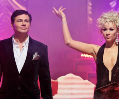 W finale filmu bohaterka Bohosiewicz poprowadziła kontrowersyjny telewizyjny show "Whose is Whoy?, w którym namacalnie sprawdziła, na co stać typowego polskiego samca. Partnerował jej Krzysztof Ibisz, który wcielił się w "sztucznie wyhodowaną krzyżówkę dwóch najdorodniejszych okazów prezenterów", jak określiła go grana przez Grażynę Wolszczak Bardzo Ważna Osoba z Telewizji.

Reżyser Łukasz Palkowski zdradził w rozmowie z Interią, że początkowo złożył propozycję Tomaszowi Kammelowi, prezenter odrzucił ją jednak twierdząc, że "i tak jest postrzegany jako homoseksualista, więc tylko by to potwierdził". 