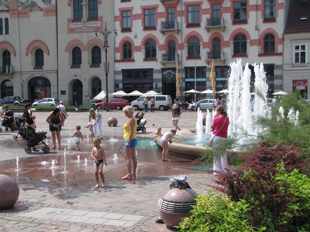W fontannie na placu Szczepańskim kąpie się w upały &nbsp; /Maciej Grzyb /RMF FM