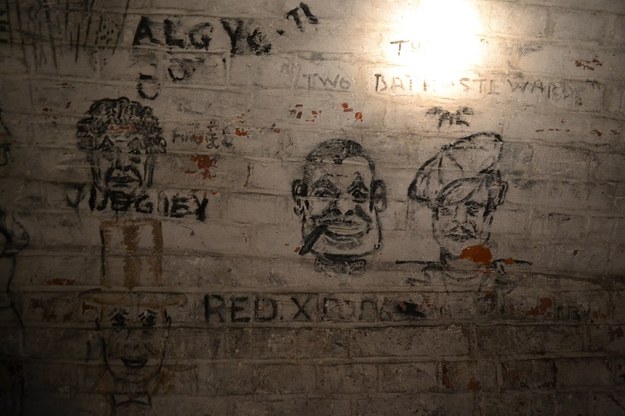 W Forcie XI można na własne oczy zobaczyć napisy i rysunki, które pozostawili po sobie więźniowie /Paweł Balinowski /RMF FM