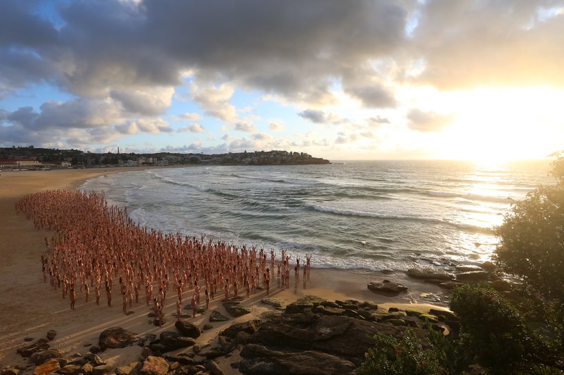 W fotograficznej instalacji na plaży Bondi wzięło udział 2,5 tys. osób /Lisa Maree Williams/Getty Images /Getty Images