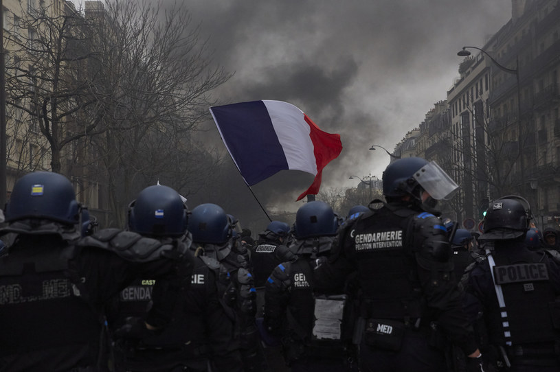 W Francji systematycznie dochodzi do zamieszek i starć z policją /Getty Images